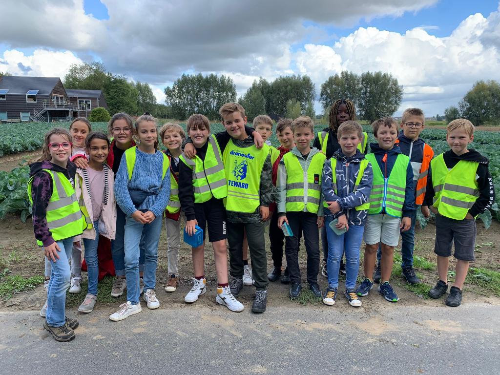 Naar aanleiding van de strapdag ontdekten we met het 5de leerjaar de omgeving van Adooie. Ons veilig en zichtbaar in het verkeer begeven is altijd belangrijk wanneer wij / onze ouders de auto eventjes aan de kant laten staan.