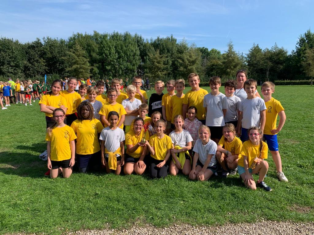 Proficiat aan iedereen voor jullie grote inzet. Proficiat aan onze jongens die fantastisch gelopen hebben tijdens deze veldloop. Maar een daverend applaus voor onze meisjes die de beker konden meenemen naar de Zonnebloem.
